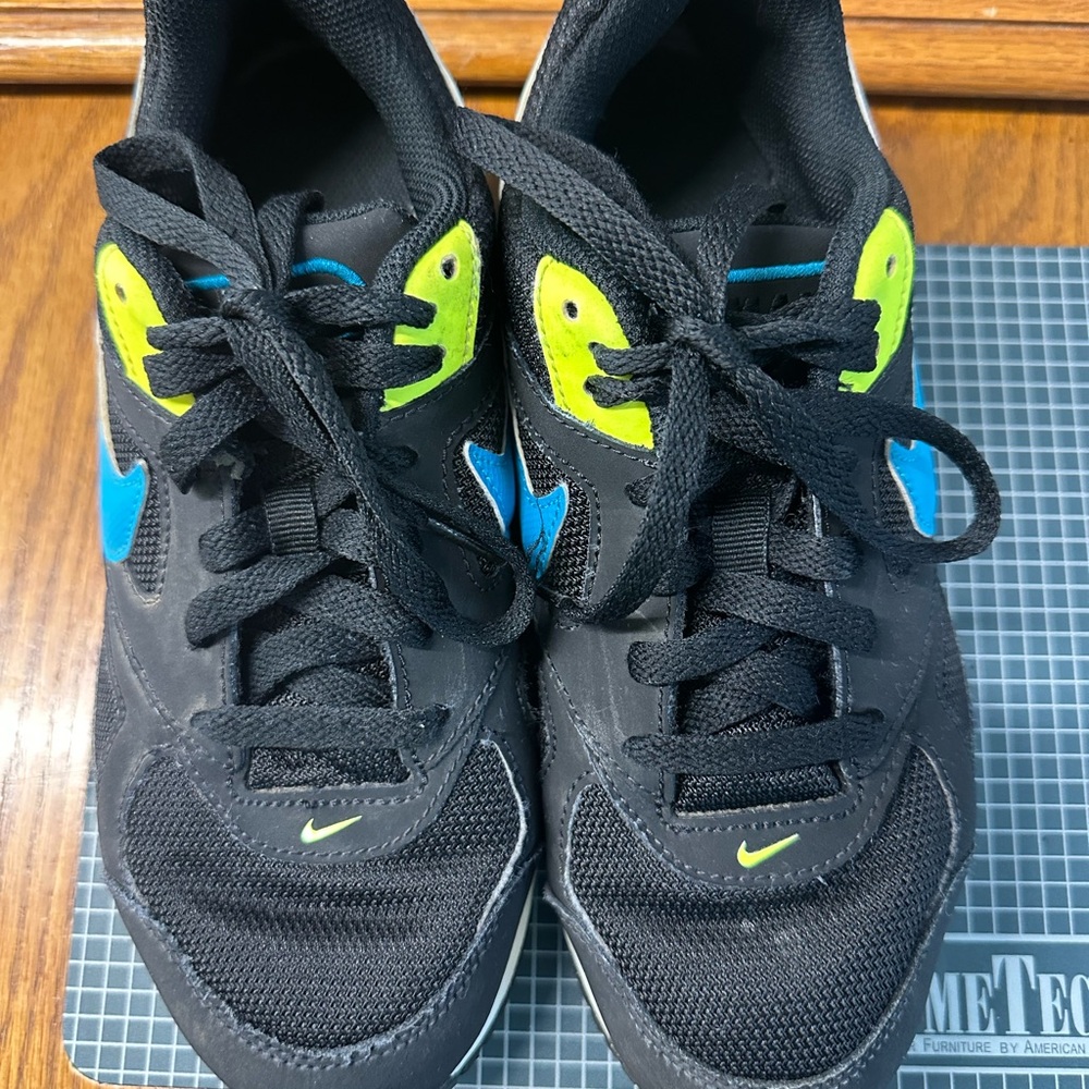 Nike Air Max IVO Kids Sneakers Size 5Y Black